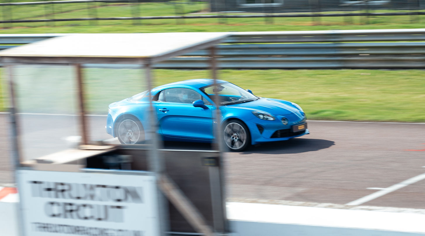 Cars lined up at the Thruxton track day